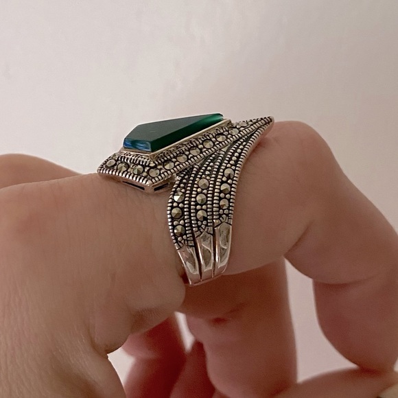 Sterling Silver Pointer Ring with Emerald Green Stone - Picture 13 of 16